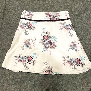 White floral embroidered skirt, juniors 7
